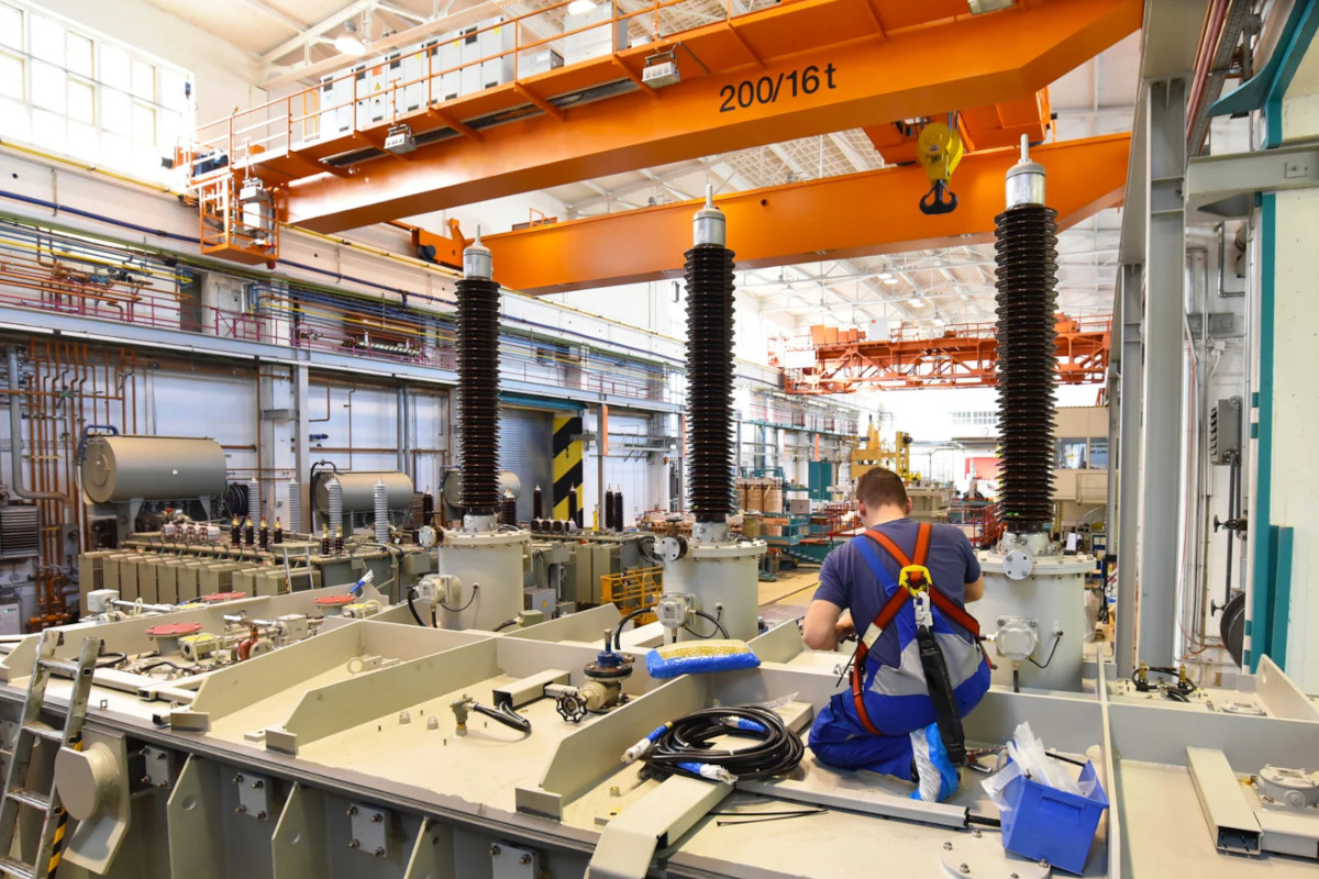 Maschinenmontage in der Produktionshalle